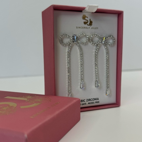 Sincerely Jules Cubic Zirconia Bow Earrings (Silver) - Picture 7 of 14